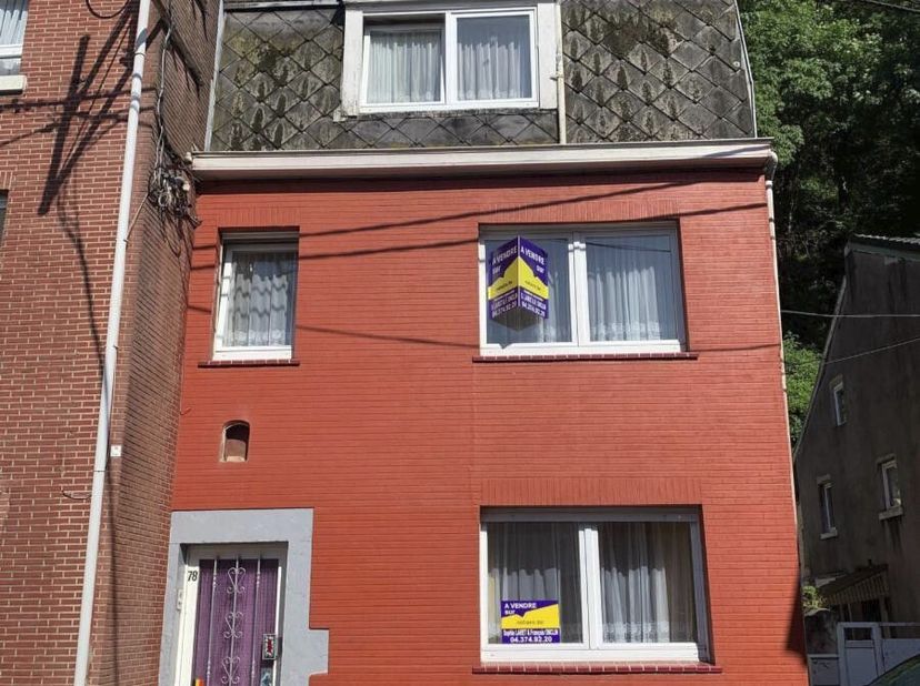 SOUS OPTION - CHARMANTE MAISON  <br />
  <br />
Charmante maison située dans une rue calme de Cheratte composée comme suit :  <br />
Rez-de-chaussée :