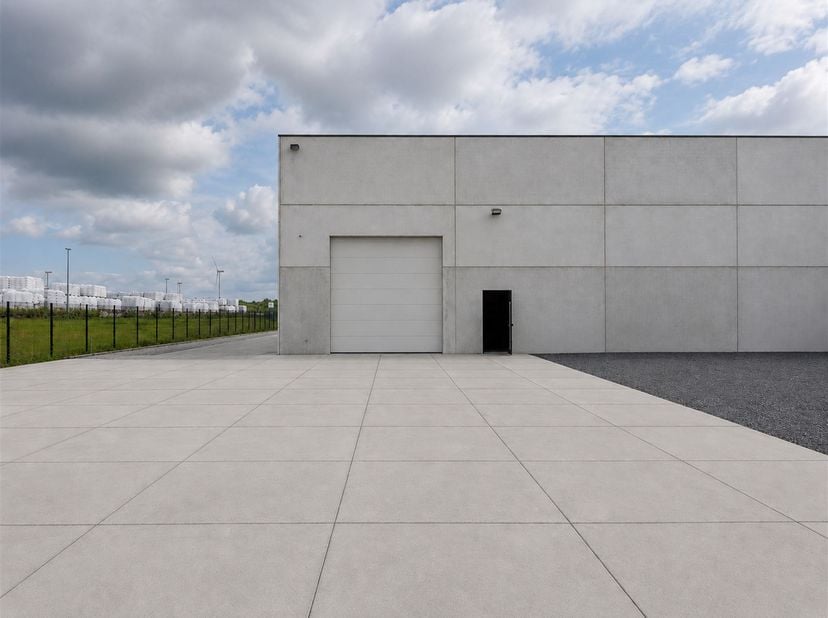 Bedrijfsruimte op maat op toplocatie te Balen<br />
<br />
Ligging<br />
De bedrijfsruimte is uitstekend gelegen aan Boomschorsweg 11 te Balen, met