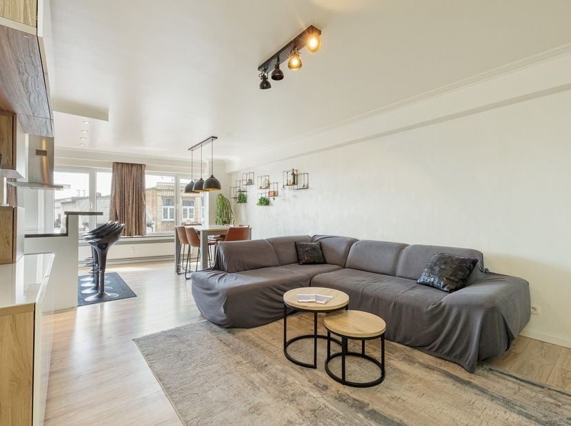 Op een gegeerde locatie in Borgerhout vinden we dit instapklare 2 slpk appartement met terras en kelderberging.<br />
<br />
Ligging:<br />
Het appart