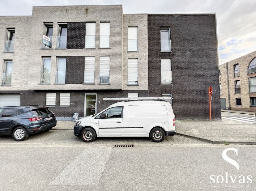 Dit aangenaam appartement bevindt zich in het centrum van Aalter. De uitstekende ligging (winkels en de markt op wandelafstand + vlotte verbinding ric