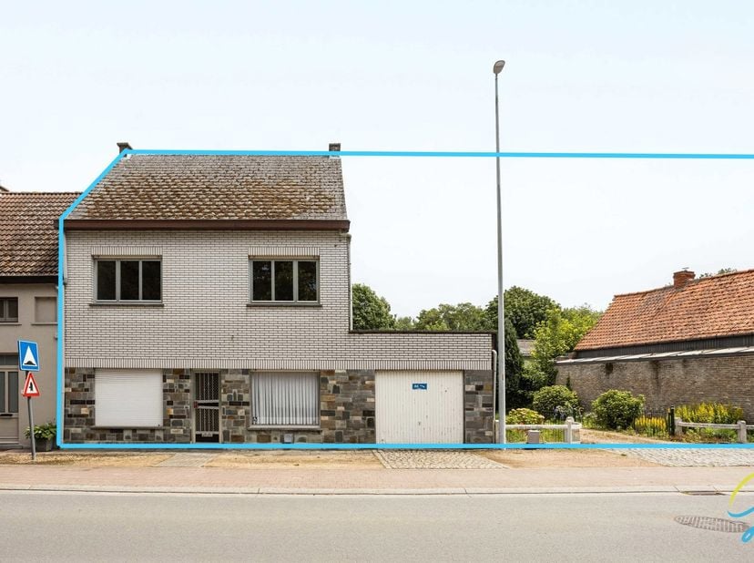 Te koop te Wetteren!<br />
Deze halfopen bebouwing in Wetteren biedt een uitstekende opportuniteit voor wie op zoek is naar een woning met veel potent