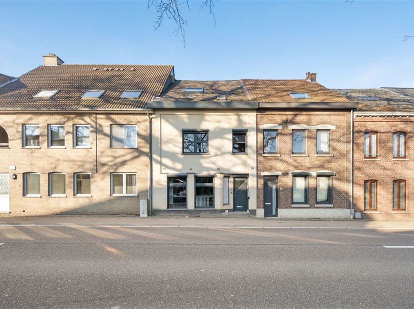 Gerenoveerde gezinswoning met 3 slaapkamers in het mooie As <br />
Ligging: <br />
Gelegen aan de Steenweg in As, met een vlotte bereikbaarheid naar a