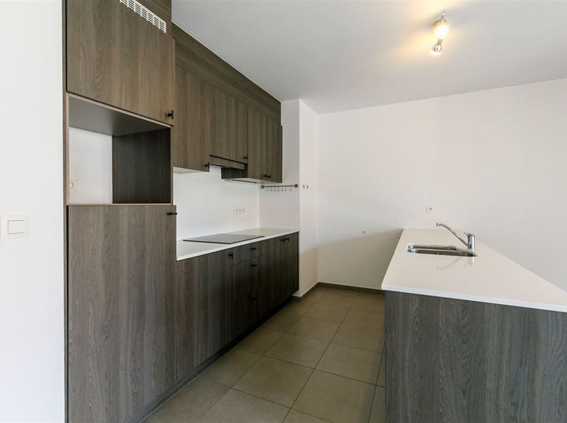 Ruim en instapklaar appartement met 2 slaapkamers en terras.<br />
Ligging: Het appartement bevindt zich vlakbij het station van Herentals. Winkels, o