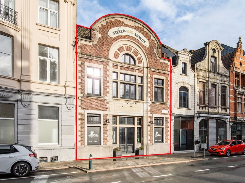 Dit uniek en historisch pand bevindt zich in het van Lier, Vlakbij de Sint-Gummaruskerk. Het prachtige geklasseerde gebouw, ooit de huidenvetterij "He