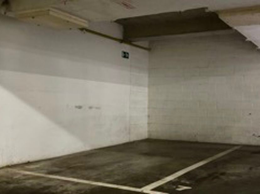 Parkeerplaats in een recent gebouw op een uitstekende locatie.<br />
Hoogte: maximum 2m<br />
Lengte: 5m<br />
Breedte: 2,35m<br />
Direct beschikbaar