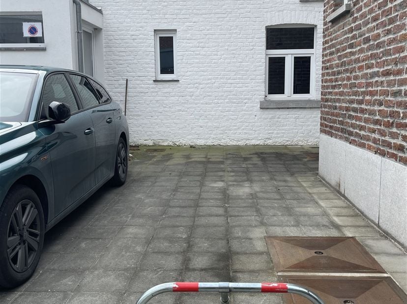 Un emplacement de parking pour une voiture avec arceau de sécurité amovible.