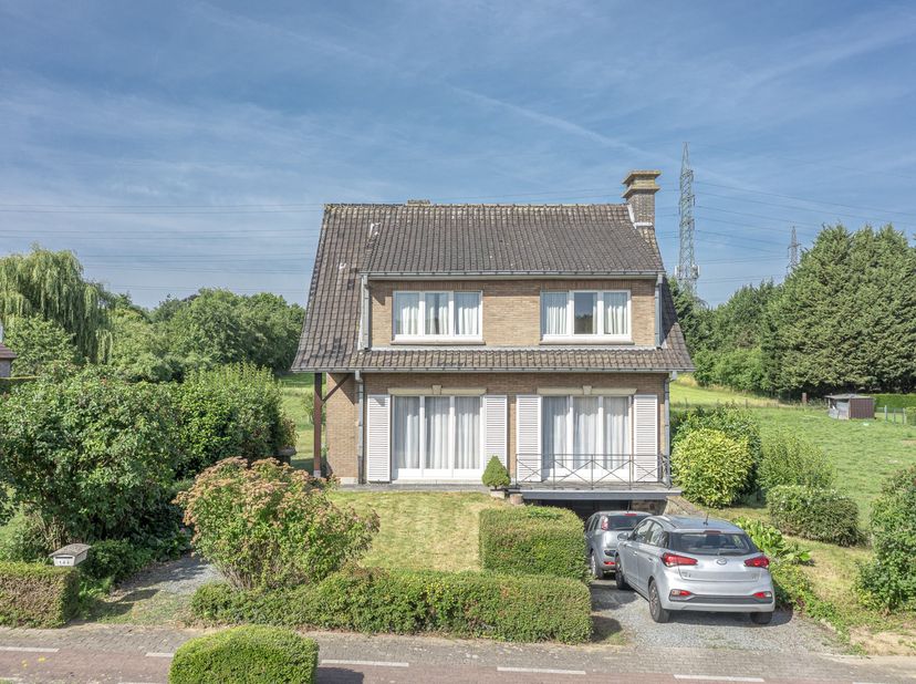 Située dans un emplacement central à proximité du centre de Dilbeek, cette charmante villa avec 3 chambres offre un cadre de vie idéal pour une famill
