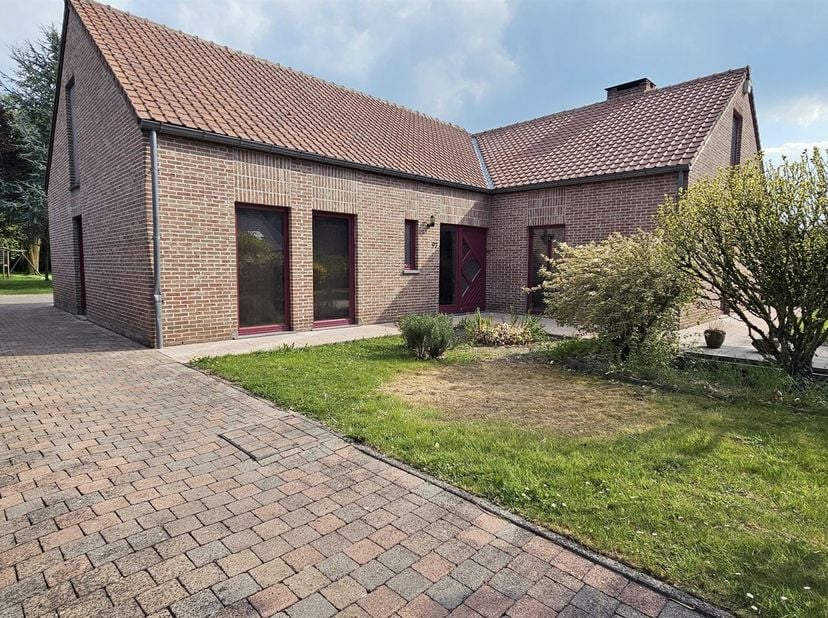 SOUS OPTION - PLUS DE VISITE - Prix: Offre à partir de 300.000 euros, frais d'agence non inclus et à charge de l'acquéreur.<br />
<br />
Jolie villa
