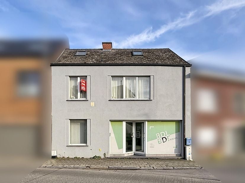 UITSTEKEND GELEGEN ANDELSHUIS<br />
<br />
Te renoveren handelshuis. Gelegen in centrum Wieze (vlakbij de oktoberhallen) biedt dit unieke commerciële