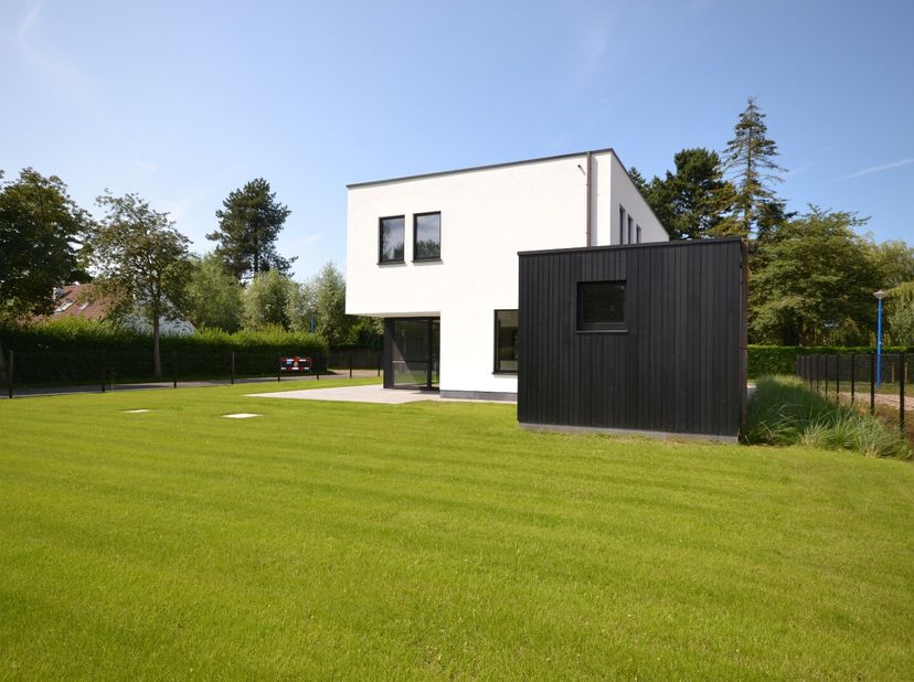 Deze prachtige nieuwbouw villa beschikt over een EPC van min 17,  dit doormiddel van geothermische  verwarming, 3 dubbele beglazing, zonnepanelen.,...