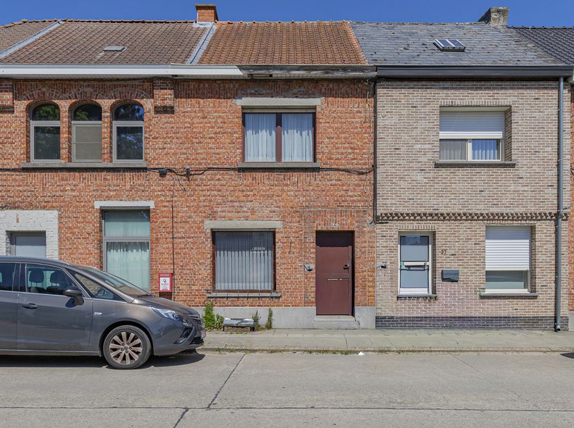 Te renoveren rijwoning op een gunstige ligging vlakbij het centrum van Aalst. <br />
Deze woning biedt een uitstekende opportuniteit voor wie op zoek