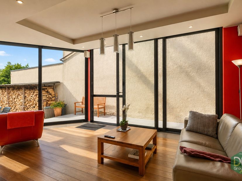 Gelegen aan het einde van een doodlopende straat, in een rustige en landelijke omgeving en toch dicht bij alle voorzieningen, zal deze driegevelwoning