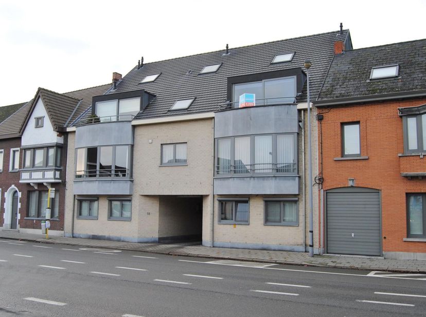Te huur: ruim duplex-appartement in Berlare, op wandelafstand van het Dorp.<br />
Dit lichtrijke appartement beschikt over 2 volwaardige slaapkamers,
