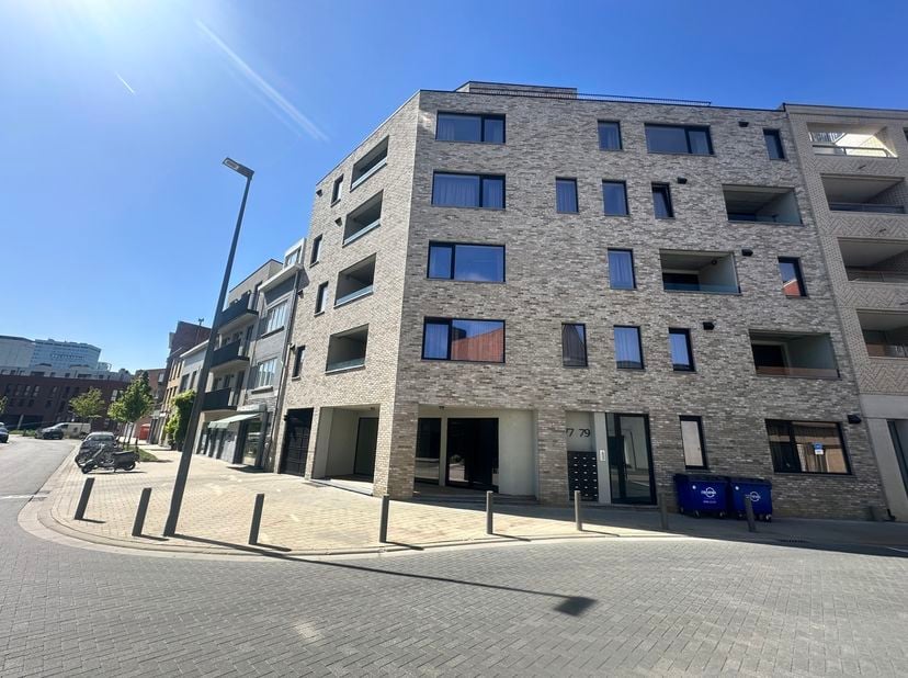 Êtes-vous à la recherche d’un bien horeca avec un espace extérieur intéressant ? Découvrez ce rez-de-chaussée commercial situé Bredastraat 77. L’espac