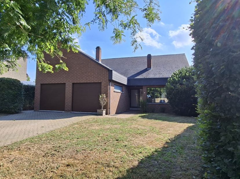 Instapklare en veelzijdige woning met zuidgerichte tuin.<br />
<br />
Deze ruime open bebouwing, gerenoveerd in 2019, combineert een aangenaam gevoel