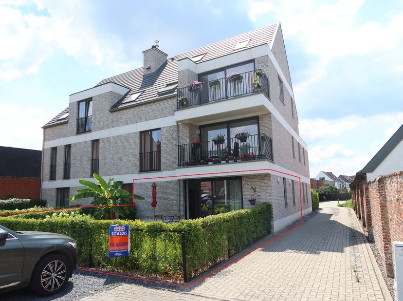 Dit super gezellige appartementje (50m²) bestaat uit een inkom, living met open keuken, berging, aparte slaapkamer, badkamer met douche - meubel en to