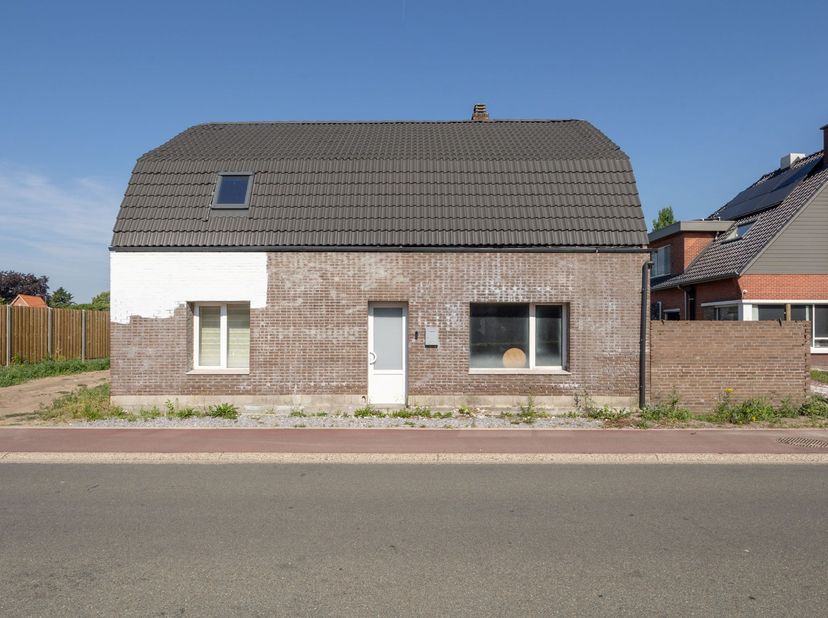 Deze vrijstaande verder af te werken eengezinswoning wordt verkocht!<br />
<br />
Troeven:<br />
- Vrijstaande woning op 6a95ca<br />
- Deels al geren