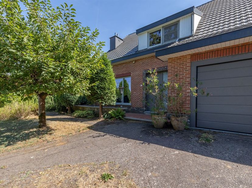 **Maison individuelle de 3 chambres dans un cadre exceptionnellement verdoyant**<br />
<br />
Située dans un quartier particulièrement calme et verdoy