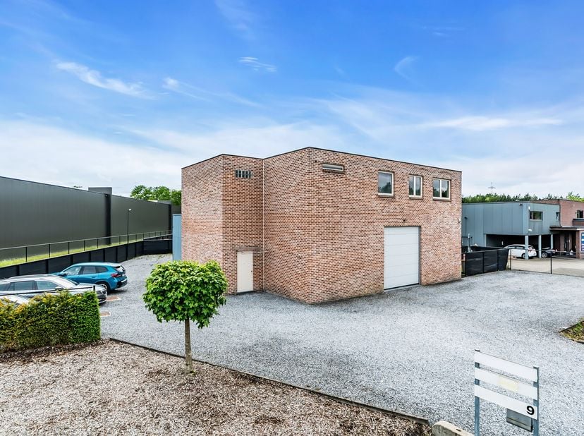 Welkom op de Ambachtslaan 9 in As.<br />
<br />
Bent u op zoek naar een bedrijfsgebouw met woongelegenheid op een strategische locatie?<br />
Bent u o