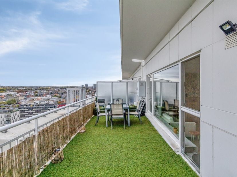Appartement clé en main d'une chambre sur le toit avec une terrasse spacieuse et des vues panoramiques époustouflantes.<br />
Profitez de la lumière,