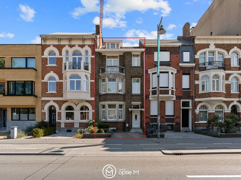 Op de Martelarenlaan 50 in Hasselt vind je deze charmante en&amp;nbsp;ruime herenwoning te koop, waar authentieke elementen, een uitstekende ligging en ve