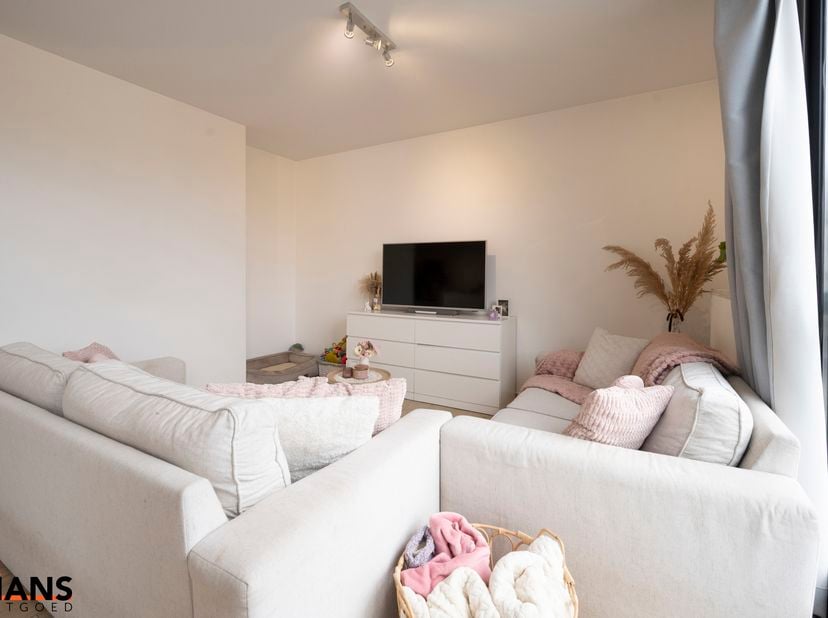 Dit recent appartement, gelegen op de eerste verdieping met lift, biedt een comfortabele en praktische indeling op een aangename locatie.<br />
Bij he