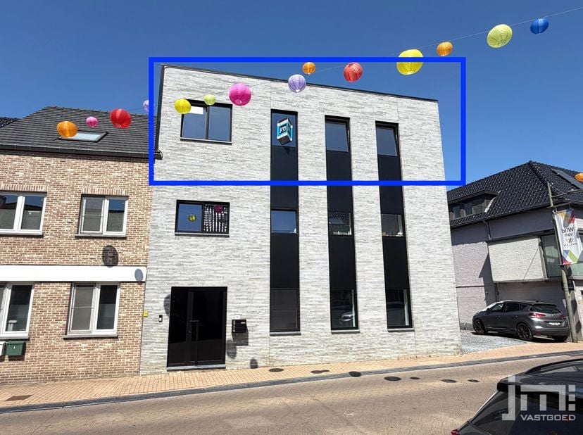 Dit appartement is gelegen op de tweede verdieping van een recent appartementsgebouw gelegen in het centrum van Wellen, op wandelafstand van de schole