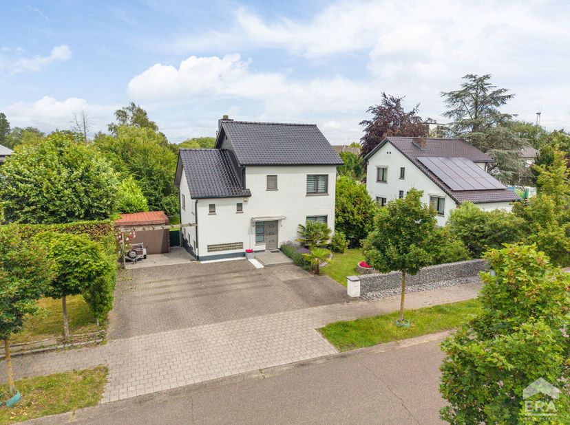 Deze ruime gezinswoning biedt alle comfort dankzij vier slaapkamers, twee badkamers, een garage, kelder en verschillende bergruimtes. Ook buiten is he
