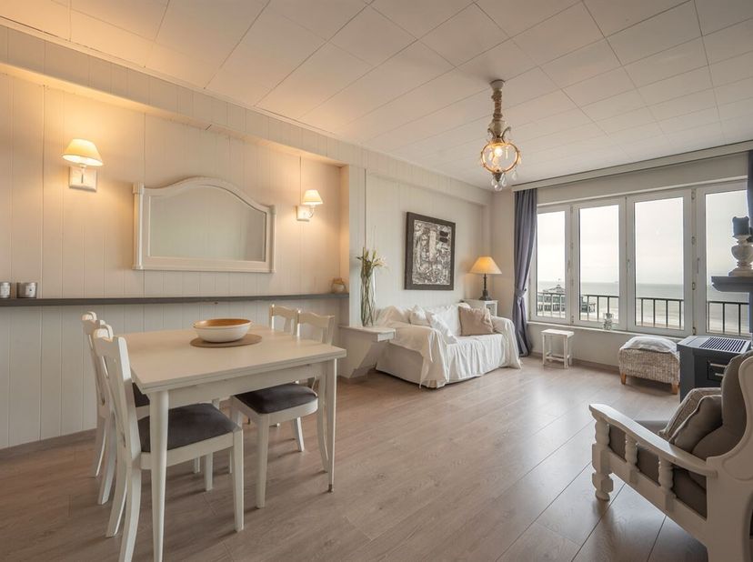 Ontdek dit charmant, volledig gerenoveerd en instapklaar gemeubeld appartement, ideaal gelegen op de Zeedijk aan de kant van de Pier. Hier geniet je e