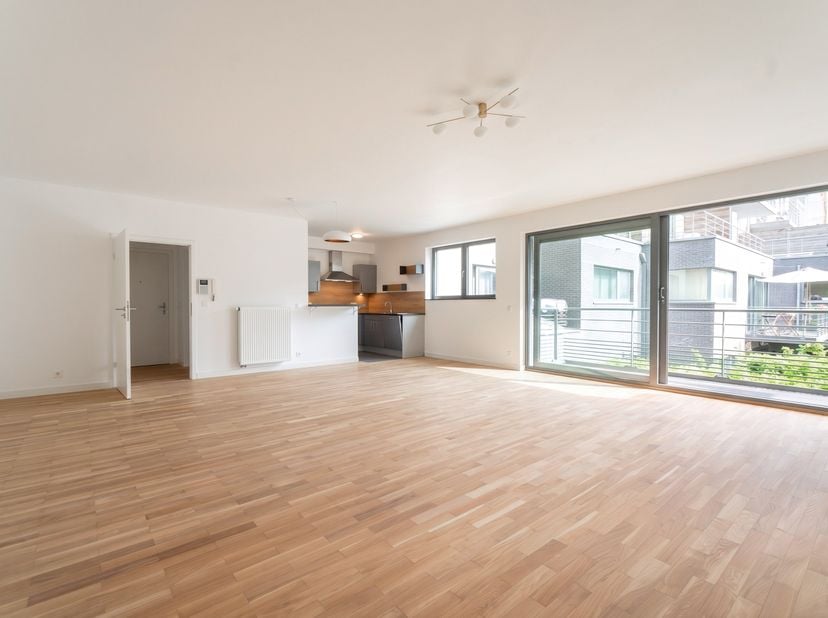 Gelegen op de eerste verdieping van een verzorgd gebouw, in het hart van Brussel, bevindt zich dit volledig gerenoveerde appartement met een bewoonbar