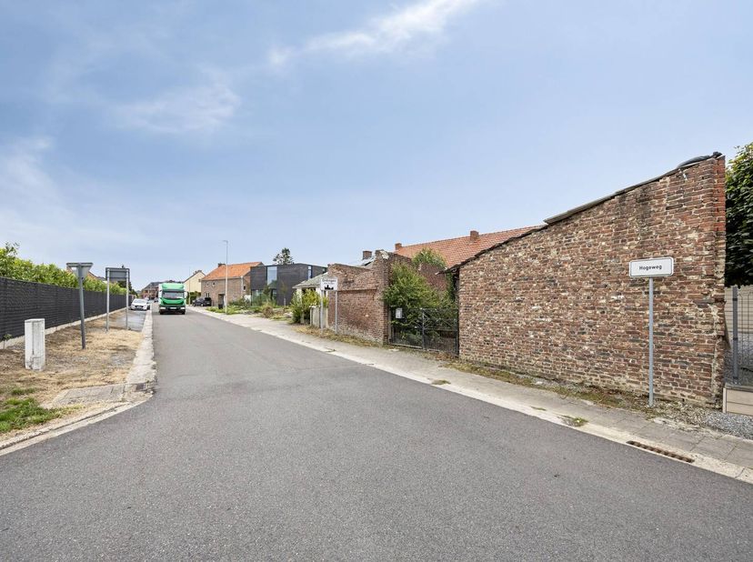 Deux parcelles adjacentes qui forment ensemble une superficie totale de 933 m². Grâce à la large largeur de la rue d'environ 21 mètres et à une profon