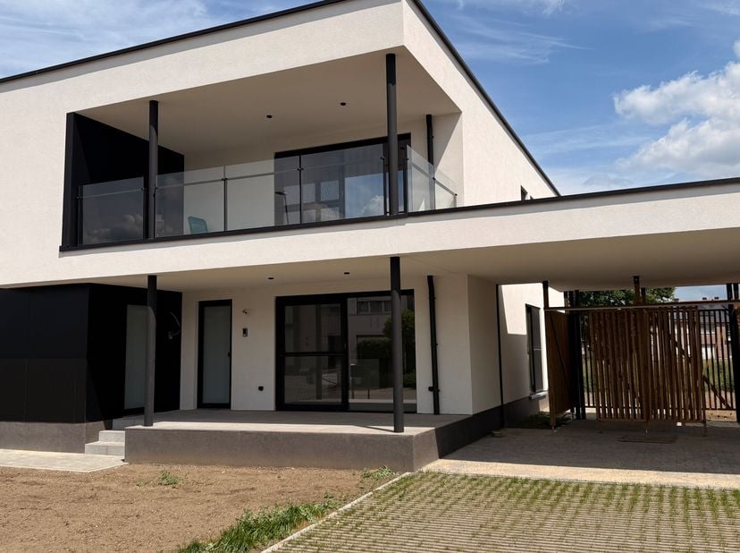 INDIEN U EEN BEZOEK WENST IN TE PLANNEN GELIEVE EEN BEZOEK AAN TE VRAGEN VIA WWW.HILLEWAERE.BE VIA DE RODE KNOP<br />
Instapklaar nieuwbouw appartemen