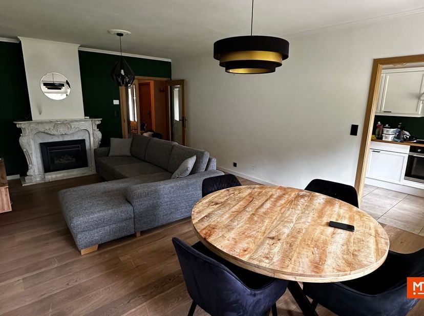 Op zoek naar comfortabel wonen op een rustige maar toch centrale locatie? Dit gelijkvloerse appartement met 2 slaapkamers is gelegen aan de rand van I