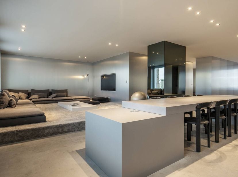 Deze prachtige, lichtrijke loft met een bewoonbare oppervlakte van maar liefst 192 m² is gelegen in de Sint-Jorisstraat te Kortrijk, op wandelafstand