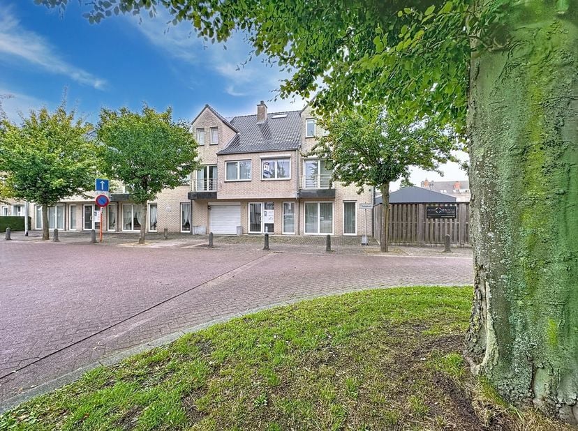 Dit appartement is gelegen in residentie "Beiaardgalm" op een gezellig pleintje vlakbij het centrum van Lommel en heeft een bewoonbare oppervlakte van