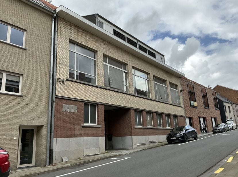 Opportunité dinvestissement avec sale &amp; lease back  bâtiment industriel à Brakel Situé Tenbossestraat 13 à Nederbrakel, cet ancien site Proximus bénéf