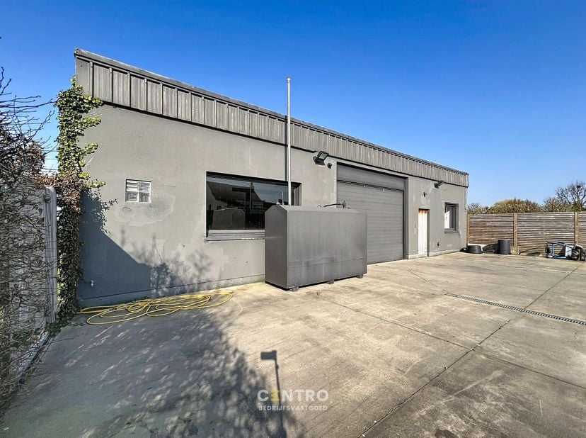 Benaderende OPPERVLAKTEN:<br />
Constructie - bewoonbare oppervlakten<br />
Magazijnen/garages: 430 m²<br />
<br />
Grondoppervlakte<br />
Totale gron