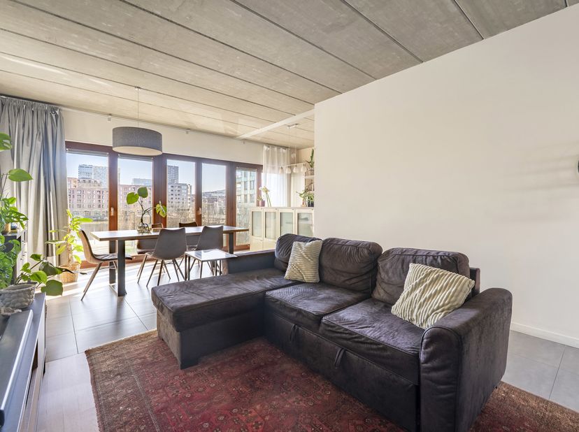 Op een toplocatie op het Antwerpse Eilandje bevindt zich dit uitzonderlijk loftappartement in een karaktervol brutalistisch gebouw. Het zichtbare beto