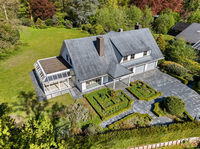 Charmante villa avec de nombreuses possibilités d'agrandissement sur un domaine privé unique bordant une réserve naturelle à Schilde<br />
<br />
Dans