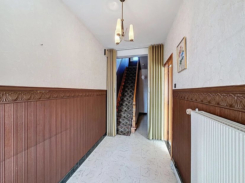 In een rustige omgeving in Mol bevindt zich deze halfopen bebouwing op een perceel van ongeveer 8 are. De woning werd doorheen de jaren deels gerenove