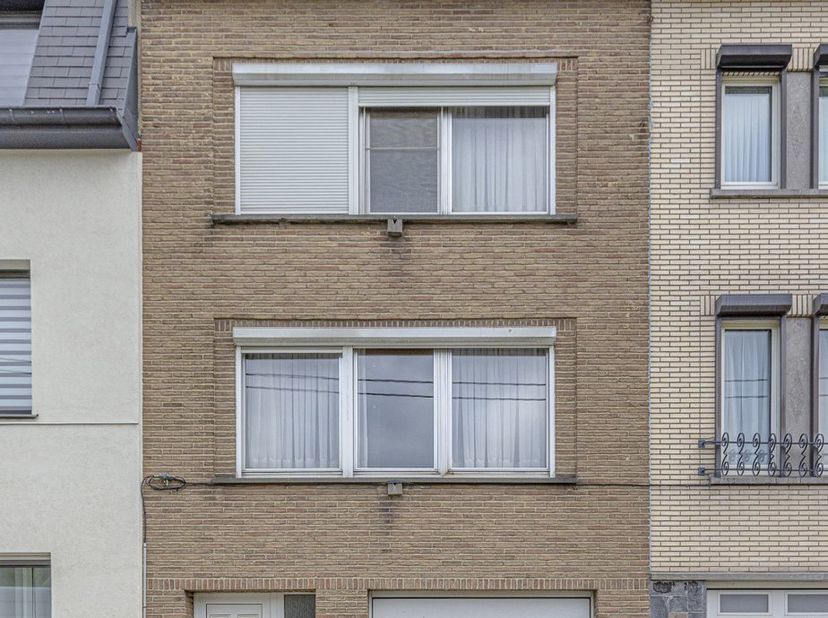 Deze woning met 3 slaapkamers en tuin biedt een uitstekende opportuniteit voor wie op zoek is naar een renovatieproject met veel potentieel en een rus