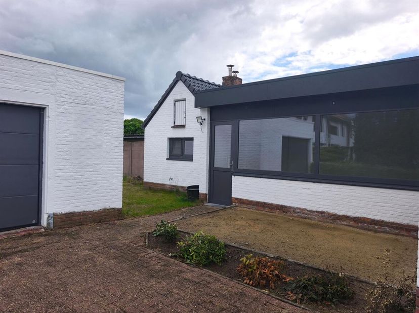 Ruime woning met 3 slaapkamers en tuin in Houthalen-Helchteren<br />
Ligging<br />
Deze verzorgde woning is gelegen aan het Koningsplein 1 in Houthale