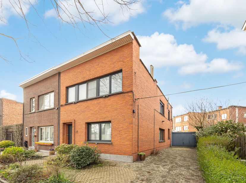 In de groene Bosheidelaan woon je in een rustige, aangename omgeving waar alles binnen handbereik ligt: winkels, scholen, parken en belangrijke verbin