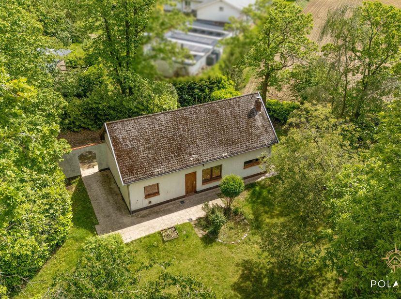 *** RESERVEER UW BEZOEK VIA WWW.POLARES.EU ***<br />
In een uitzonderlijk bosrijke en rustige omgeving bevindt zich deze vrijstaande woning uit het mi