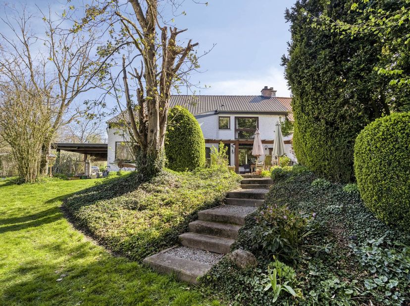 Cette maison de campagne rénovée avec succès à Vaalbeek (Oud-Heverlee), comprenant 4 chambres, est située sur un terrain exceptionnellement spacieux d