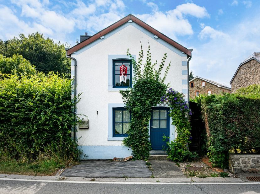 ERA BLUX presenteert met plezier deze vrijstaande woning in Courtil, deelgemeente van Gouvy. Bent u op zoek naar een eerste woning of een interessante