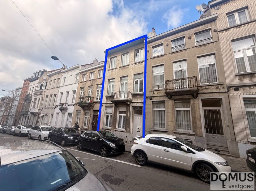 - BEL SUREYYA VOOR EEN BEZOEK 0485/867926 - <br />
<br />
Gelegen in de Lefrancqstraat 40 bevindt zich dit opbrengstgebouw bestaande uit 2 volwaardige