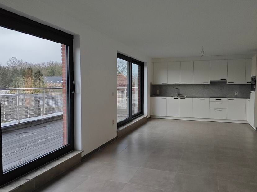 Appartement met royaal terras op toplocatie!<br />
Dit prachtige appartement op de eerste verdieping biedt alles wat je zoekt: drie ruime slaapkamers,