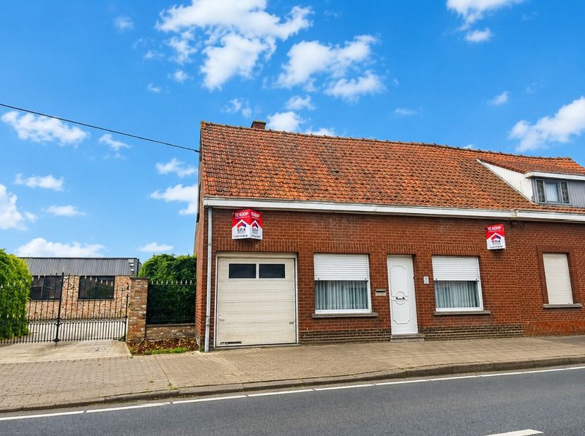 Langemark - Maison à rénover/reconstruire avec beaucoup de potentiel à vendre.Disposition:Rez-de-chaussée: spacieux espace de vie, cuisine, salle de b