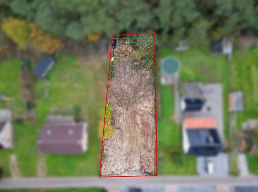 TERRAIN A BÂTIR<br />
<br />
Terrain constructible spacieux de 8 ares, idéal pour une maison individuelle, situé dans un quartier calme et verdoyant d